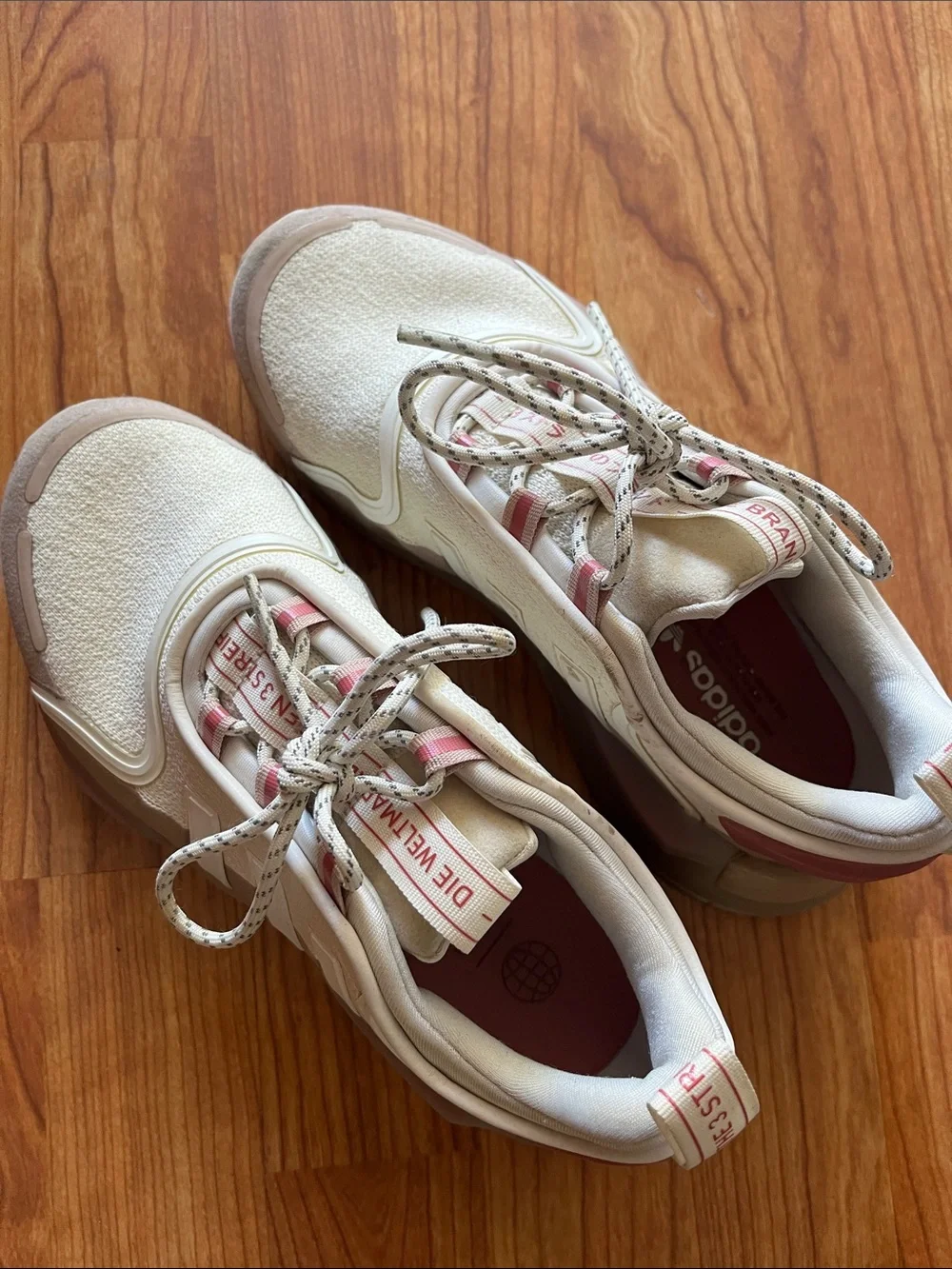 Sz 7 adidas Cream Sneakers